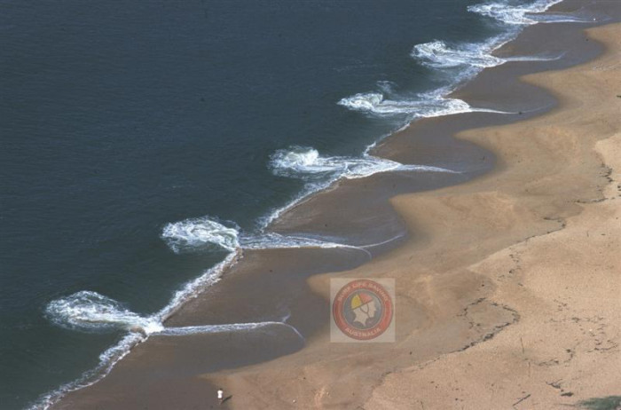 Течения в фотографии. Отбойное течение Тягун. Rip current отбойное течение. Тягуны на Азовском море. Волны тягуны на черном море.